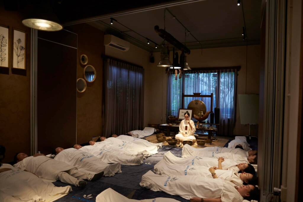Các học viên được trải nghiệm tắm âm thanh (sound bath) do chính Master Hoàng Tuyết Mai đặc biệt gửi tặng