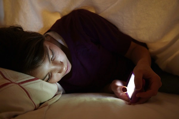 Tắt các thiết bị điện tử từ 1 - 2 tiếng trước khi ngủ