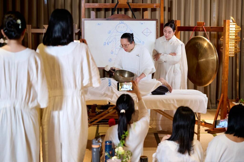 CEO - Master Hoàng Tuyết Mai đang trực tiếp hướng dẫn học viên