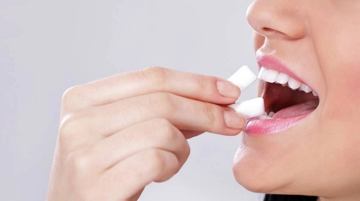 Nhai kẹo cao su vị bạc hà
